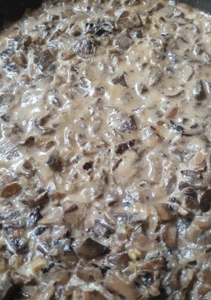 Una foto de Salsa🍄‍🟫de champiñones🥙cremosa🥯🧄🧅