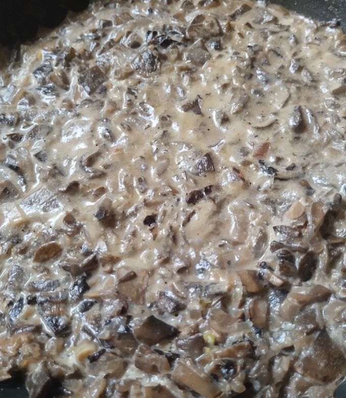 Una foto de Salsa🍄‍🟫de champiñones🥙cremosa🥯🧄🧅