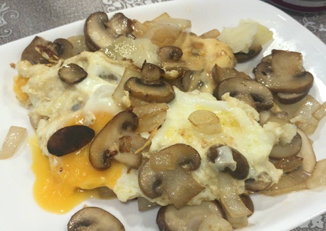 Huevos con champiñones