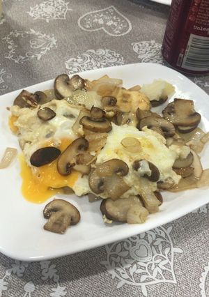 Una foto de Huevos con champiñones