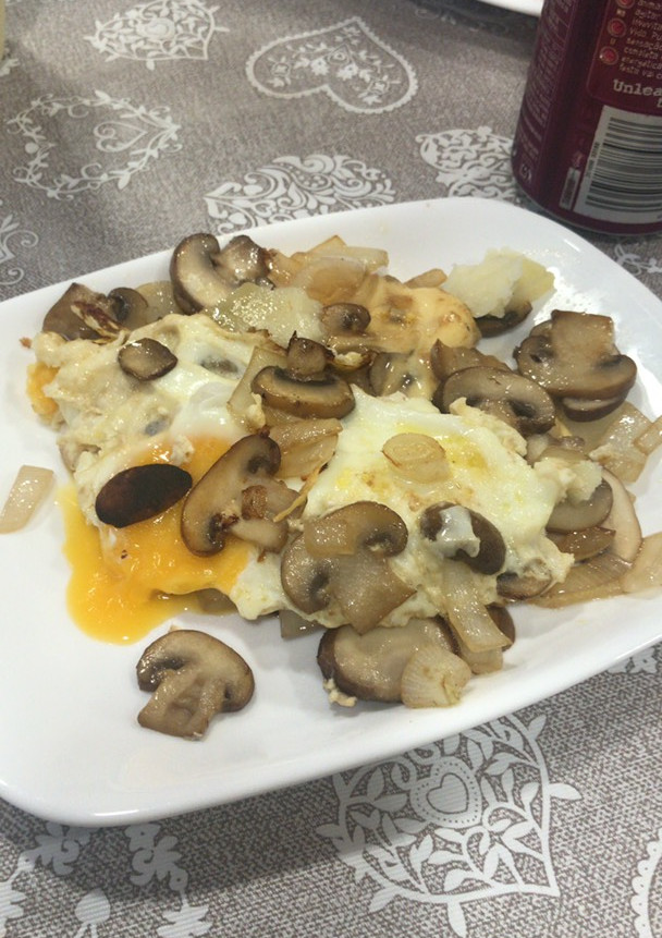 Una foto de Huevos con champiñones