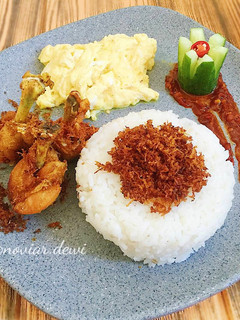 Foto resep Ayam Goreng Serundeng with Belacan Sauce