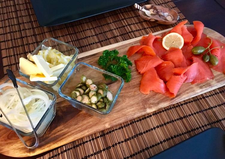 Resep Sandwich Salmon Asap Lezat