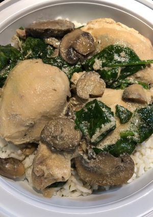 A picture of Crockpot Mushroom 🍄 Chicken 🐔 with Spinach.