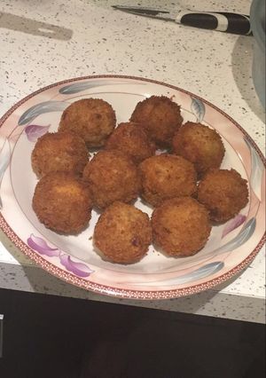 A picture of Chicken and potato cheeseballs.