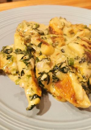 Una foto de Papas al horno con salsa de espinaca y jamón