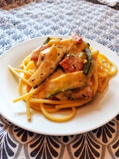 Cukkinis kolbászos spagetti recept fotója