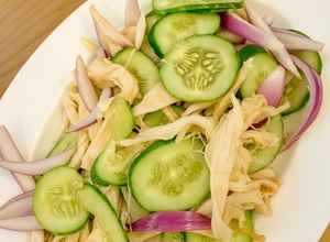 Hình của món Gỏi gà dưa leo.
