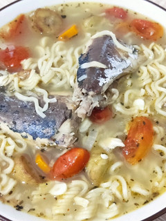 Una foto de Sopa instantánea con Jurel