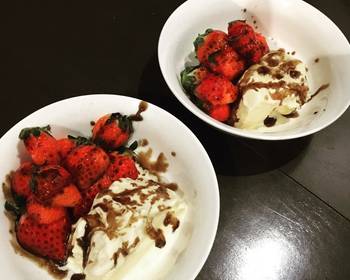 How To Serving Recipe Strawberry with ice cream and balsamic sauce Practical Delicious