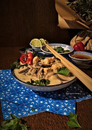 Une photo de Soupe thaï poulet et lait de coco (tom kha gai)