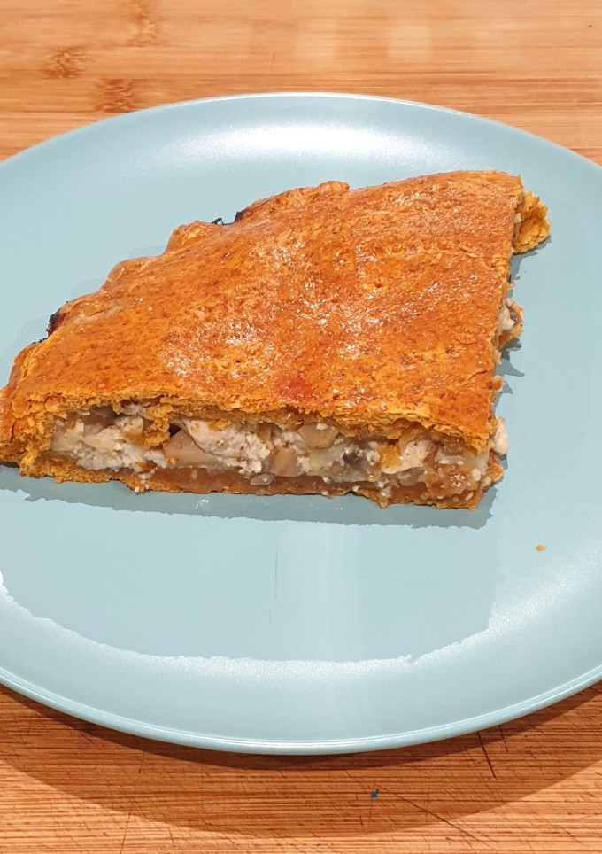Una foto de Empanada de pollo y champiñones
