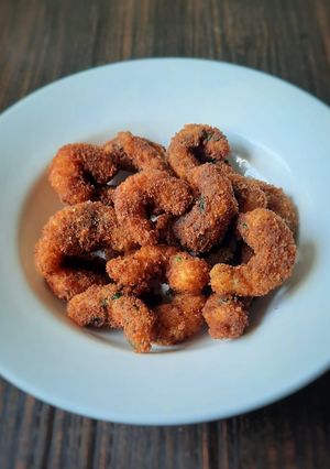 स्पायसी फ्राईड प्रॉन्स (fried prawns recipe in marathi) रेसिपी चे मुख्य फोटो 