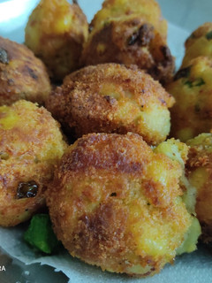 A picture of Chicken Mac cheese balls.