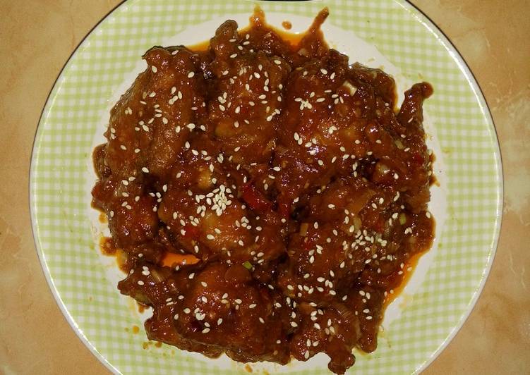 Yangnyeom tongdak (ayam goreng pedas korea)
