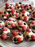 Cestini di frolla al cacao con crema e frutti di bosco