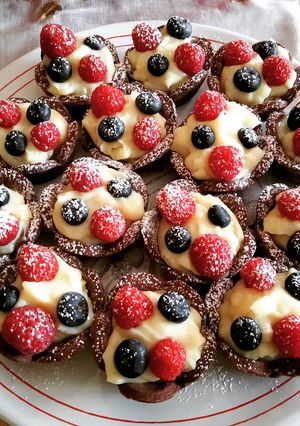 Foto di Cestini di frolla al cacao con crema e frutti di bosco