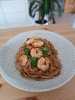 Una foto de Noodles de arroz con langostinos y cebolla