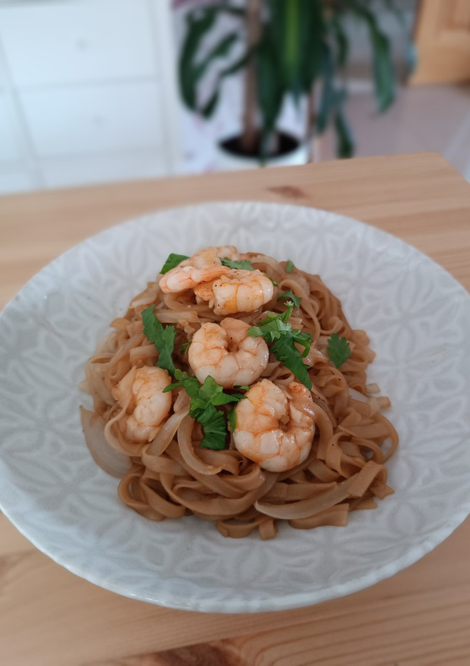 Una foto de Noodles de arroz con langostinos y cebolla
