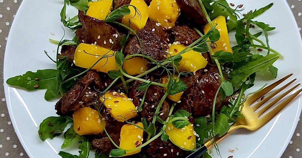 Салат с печенью куриной рецепт классическая. Салат с манго и куриной печенью. Салат с печенью и манго. Теплый салат с печенью и манго. Айва с куриной печенью салат.