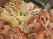 Una foto de rigatoni con carne