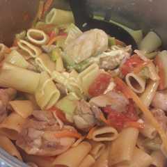 A picture of One pot con pollo y rigatoni.