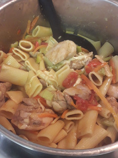 Una foto de One pot con pollo y rigatoni
