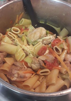 Una foto de One pot con pollo y rigatoni