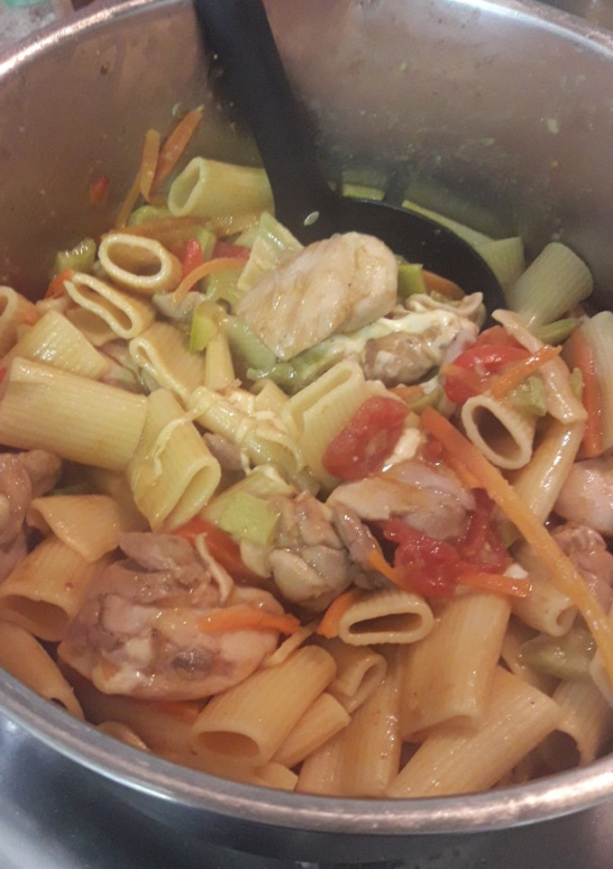 Una foto de One pot con pollo y rigatoni