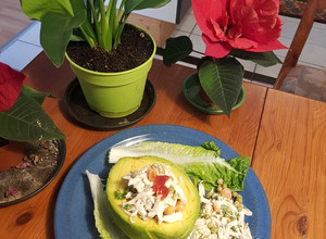 Una foto de Palta Rellena con pollo y verduras