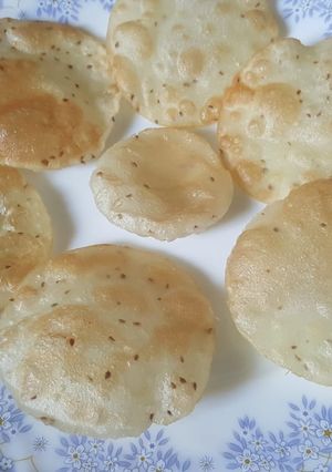 A picture of CHAUSELA chawal ke atte ki puri.