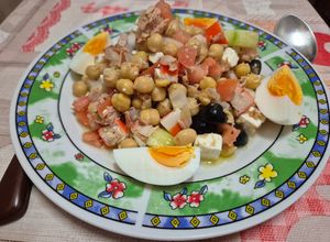 Foto principal de Ensalada de garbanzos con atún y queso Feta