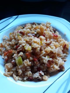 Una foto de Arroz salteado con verduras y chorizo
