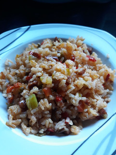 Una foto de Arroz salteado con verduras y chorizo