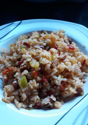Una foto de Arroz salteado con verduras y chorizo