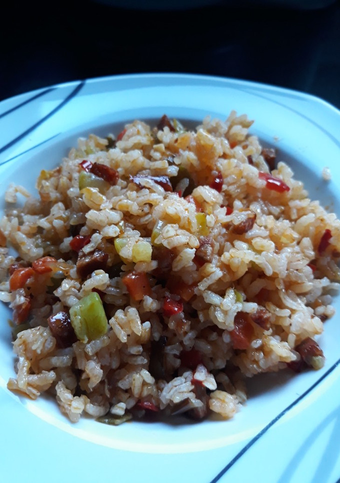 Una foto de Arroz salteado con verduras y chorizo