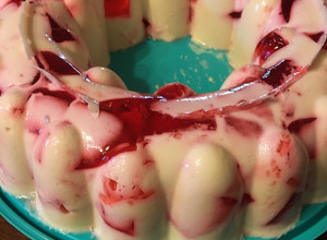 Una foto de Gelatina de tres leches y fresa 🍓