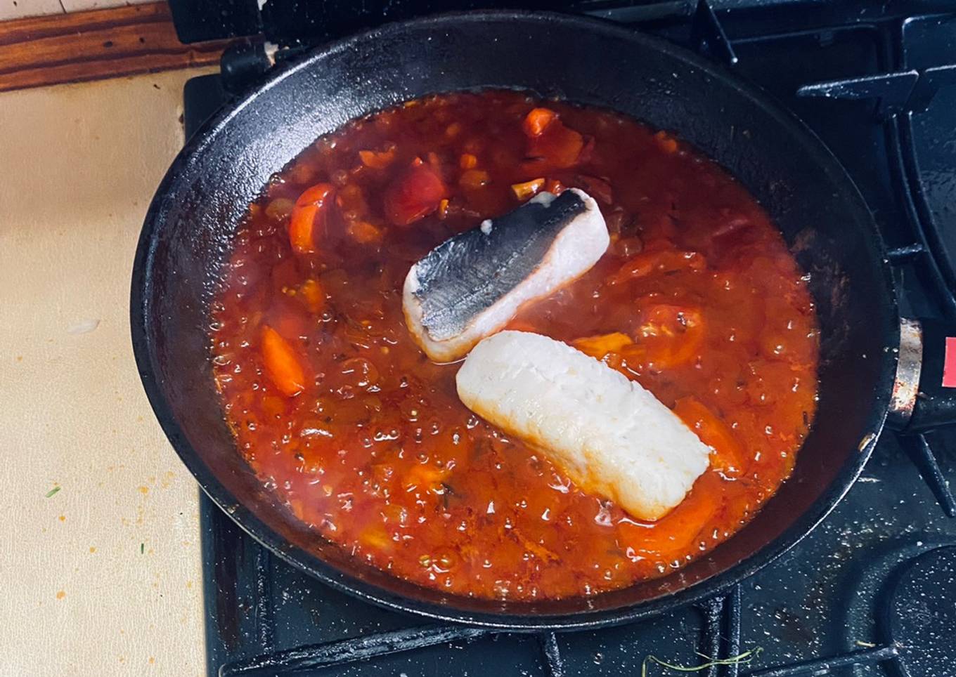 Merluza congelada en salsa de tomate