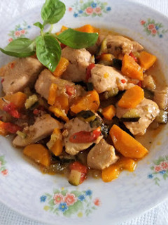 Una foto de Pechuga de pollo con hortalizas