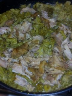 Una foto de Brócoli, pollo asado y crema de leche