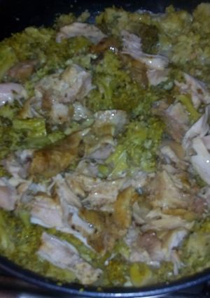 Una foto de Brócoli, pollo asado y crema de leche