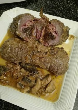 Foto principal de Solomillo ibérico al horno relleno de ciruelas beicon y queso gouda