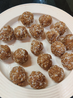 கோதுமை உருண்டை (Kothumai urundai Recipe in Tamil) செய்முறை முக்கிய புகைப்படம்
