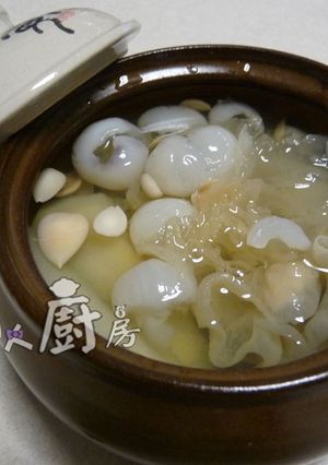 鮮龍眼雪耳燉梨 - 清心潤肺 的食譜成品照片