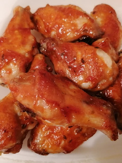 Una foto de Alitas de pollo con barbacoa al horno