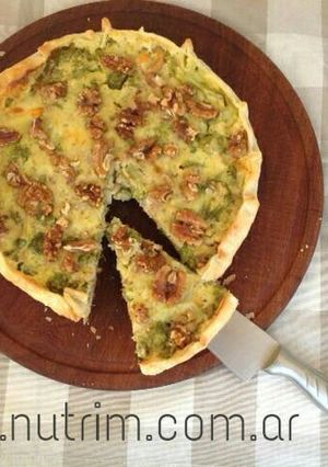 Una foto de Tarta de coles y queso azul con nueces