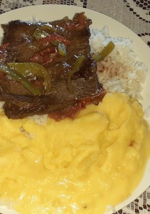 Una foto de Bisteck al Jugo con Puré de Papa