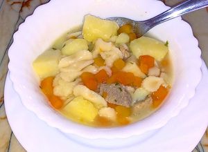 Una foto de Sopa de fideos y carne