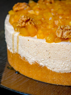Una foto de Mousse de manzana asada y nueces