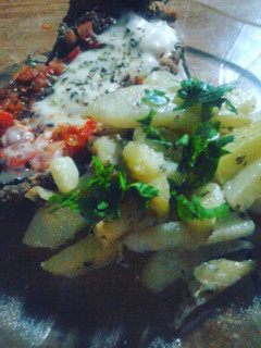 Una foto de Milanesa a la napolitana con papas saborizadas ☺